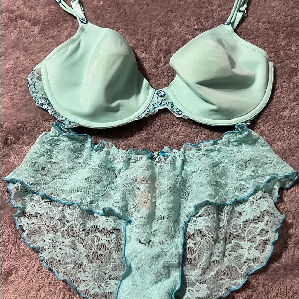 Victoria's Secret Green Lace Bra